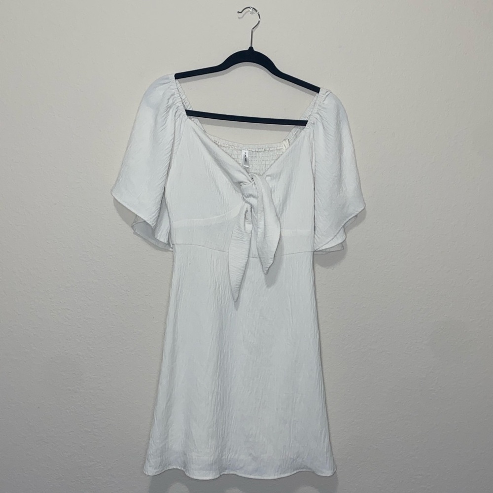 🐛White Spring V-neck with tie in front with flowy sleeves! - Picture 2 of 10